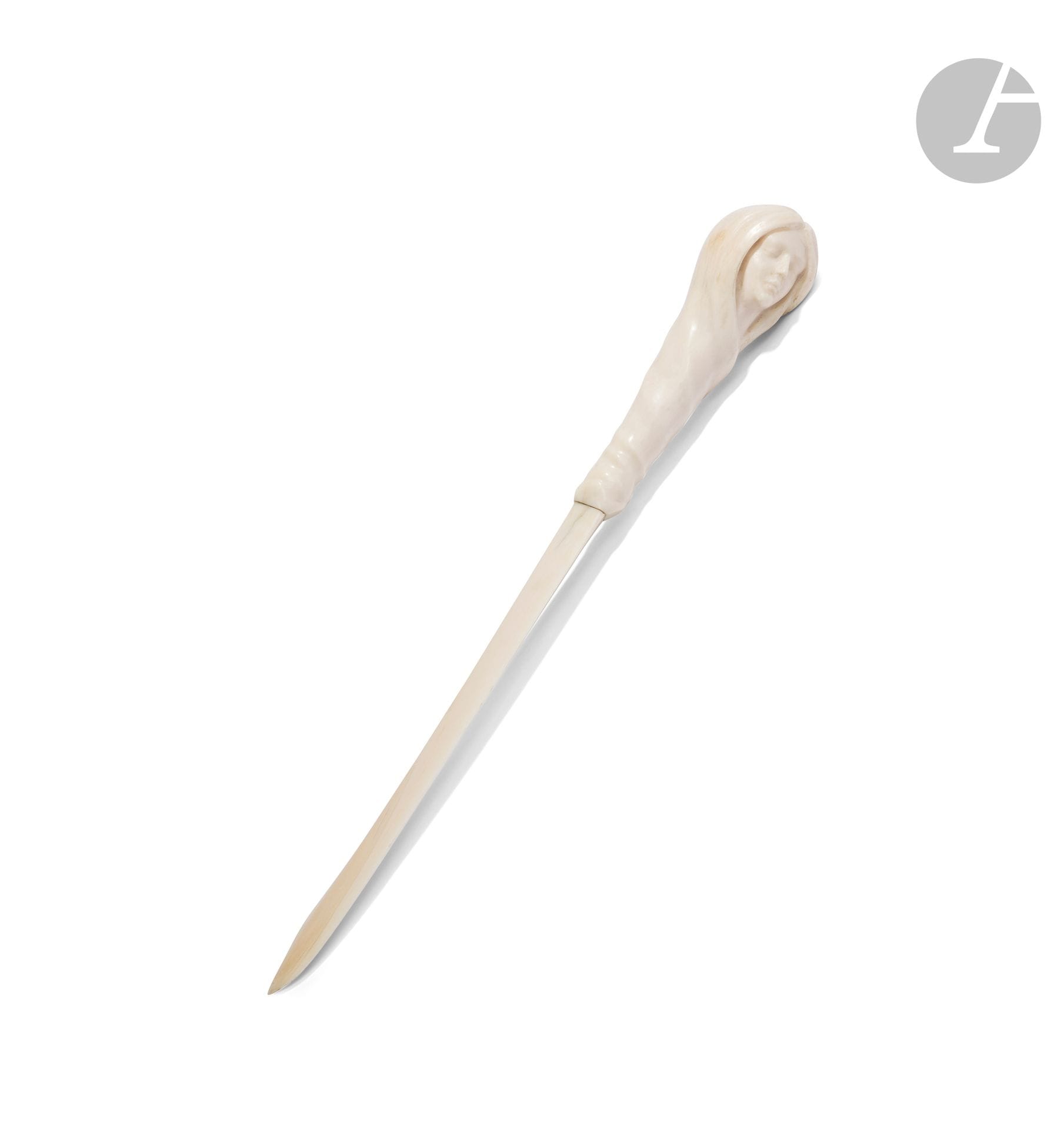 TRAVAIL JUGENDSTIL
Tête de femme au voile.
Ouvre-lettres. Épreuve en ivoire finement sculpté. Vers 1900. Fendillements. L.31cm

Une autorisation CITES, valable pour la circulation du bien uniquement à l’intérieur de l’UE, sera remise à l’acquéreur.