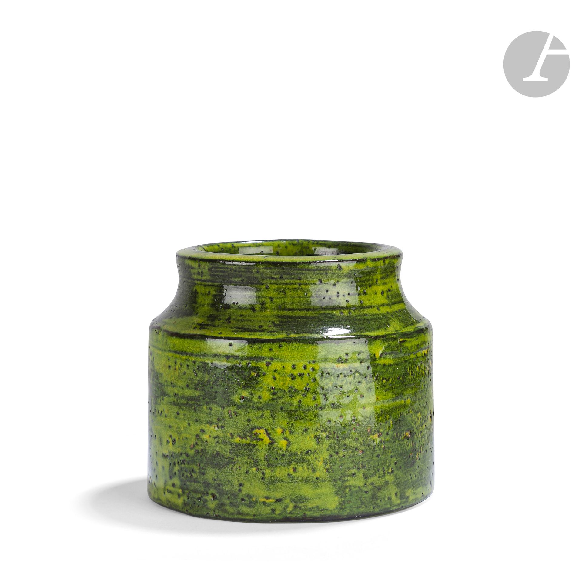 MADO JOLAIN (1921-2019)
Série Jardin dite aussi Plein air
Vase cylindrique à col annulaire en réduction. Épreuve en céramique émaillée vert. Années 1960. H.13,5cm – D.15,5cm

Bibliographie:
Meubles et décors – N°740 de mars 1960. Des variantes reproduites dans cette publication (sans pagination) dans un article consacré aux Poteries de plein air de Mado Jolain sous la plume de G. Unsac.