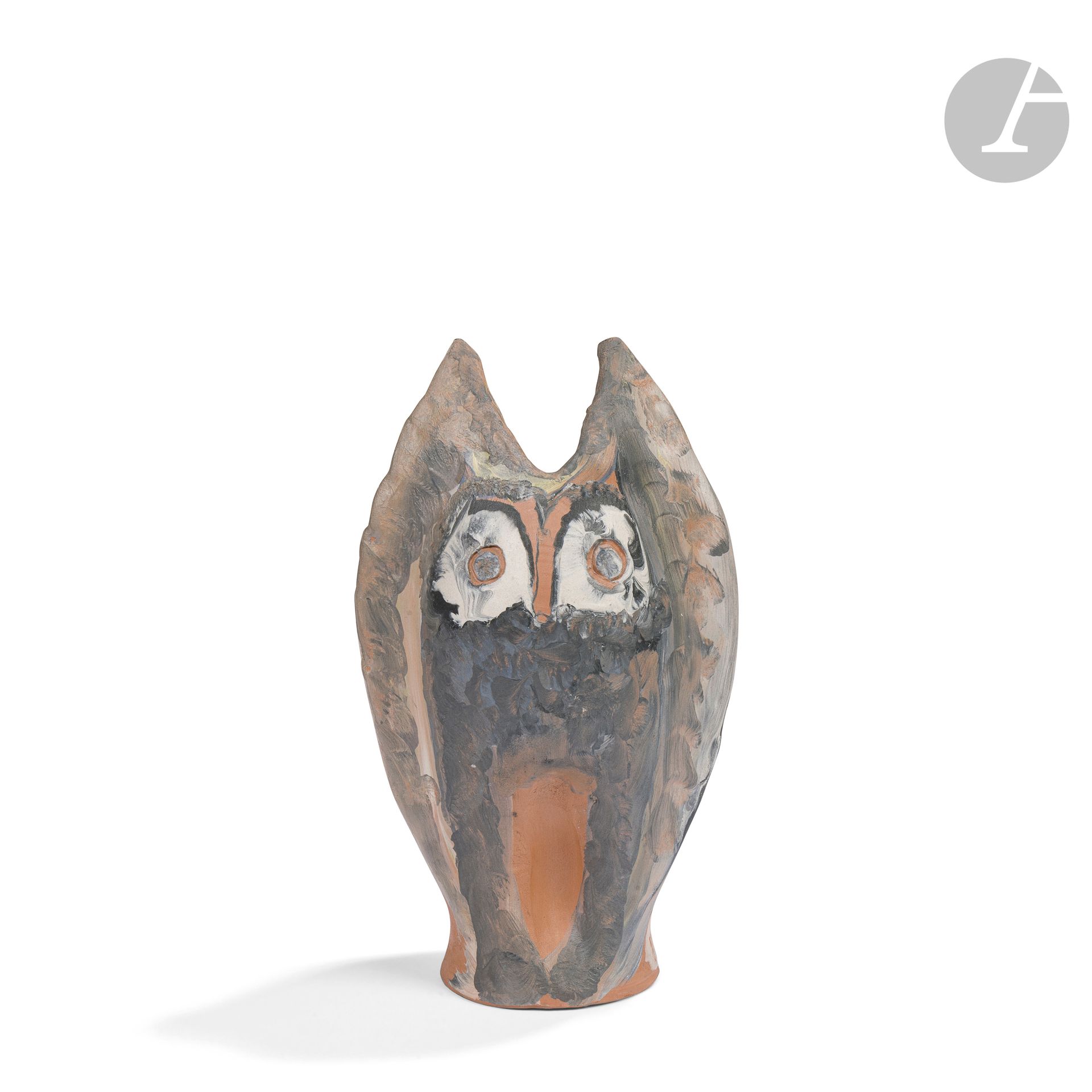 JULES AGARD (1905-1986)
Chouette fantastique
Sculpture à poser. Épreuve en terre de faïence rouge, le décor gravé et aux engobes. Signée J. AGARD vers la base. H.22,5cm