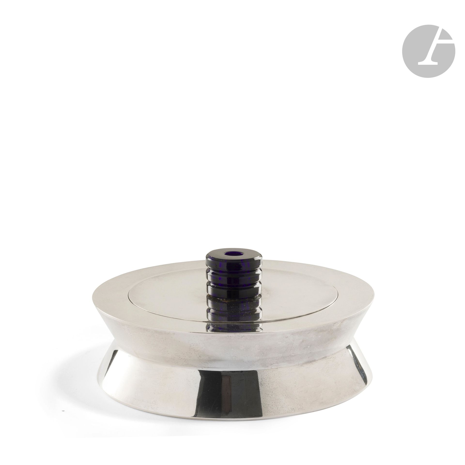 PUIFORCAT FRANCE
Large modernist bonbonnière with profiled edge. Proof in silver-plated metal. The ringed midnight-blue crystal socket. Marked PUIFORCAT France and stamped Master Goldsmith under the base. H.8,5cm - D.20cm