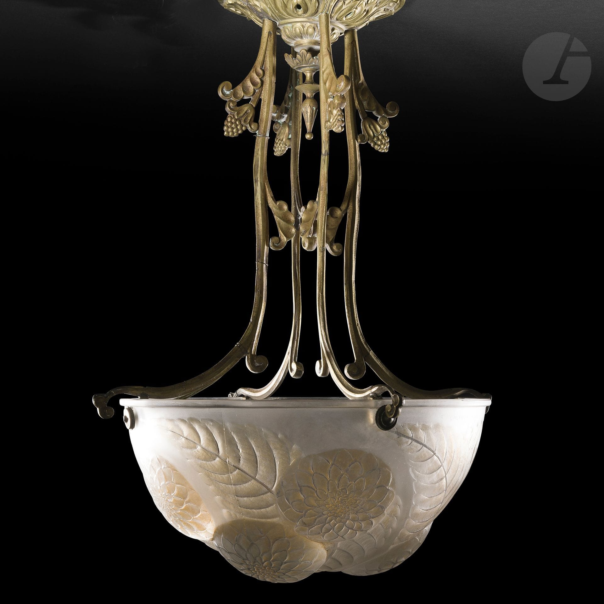 RENÉ LALIQUE (1860-1945) & TRAVAIL FRANÇAIS 1920
Dahlias, modèle créé en [1921], supprimé du catalogue en 1932
Plafonnier; la monture en bronze doré appairée postérieurement à la coupe d’éclairage.  Épreuve en verre blanc moulé-pressé (réf. Marcilhac 2459). Patine ocre d’origine. Signé R. LALIQUE au fond au centre de la vasque. Vasque: H.14,5cm - D.30,5cm – H.totale avec monture non d’origine: 49,5cm