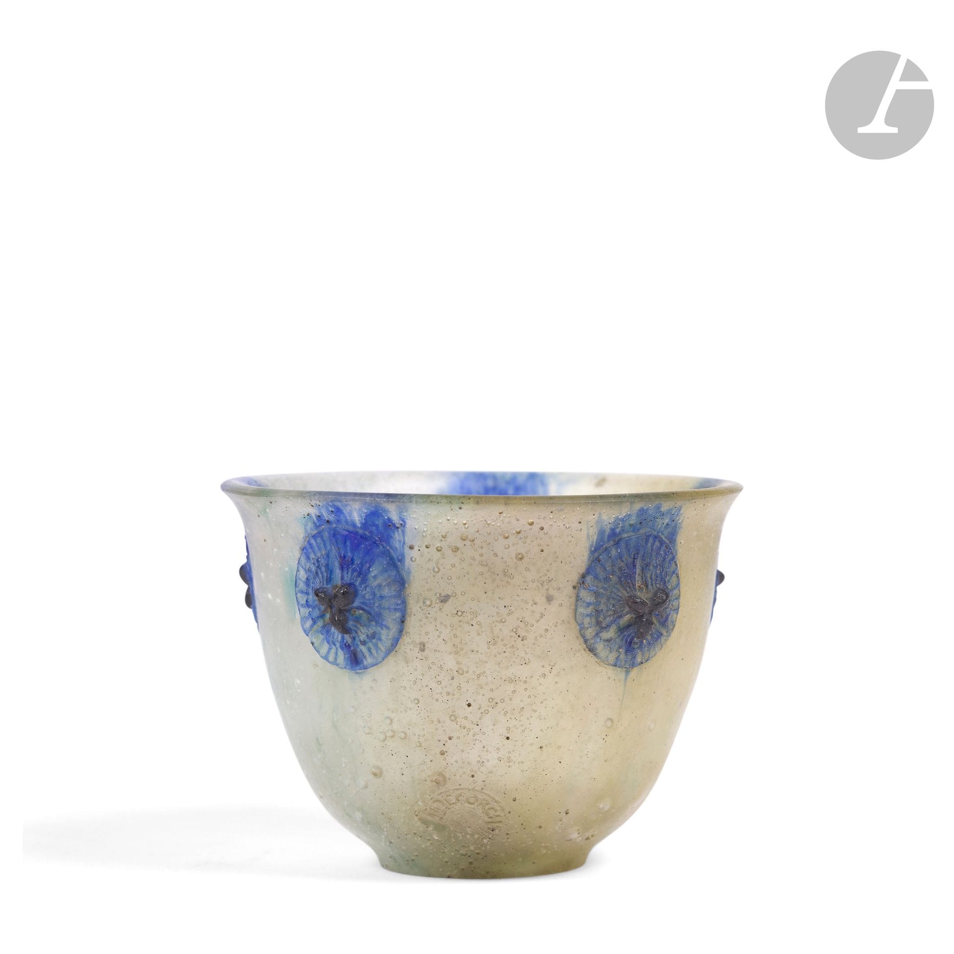 FRANÇOIS ÉMILE DÉCORCHEMONT (1880-1971)
Five-rose bowl, the model created in [1913], circulated until [1920], reputed to have been produced in an edition of 26.
Flared bowl on heel. Proof in pâte de verre; the rosettes in relief treated in indigo blue on a beige background. Bubbles in the mass. Marked with the artist's stamp towards the base. H.7,8cm - D.10,3cm

Bibliography:
Véronique Ayroles - François Décorchemont, Maître de la pâte de verre - Éditions Norma, Paris, 2006. Model referenced under n°25; an identical model, in different colors, is reproduced on page 235.