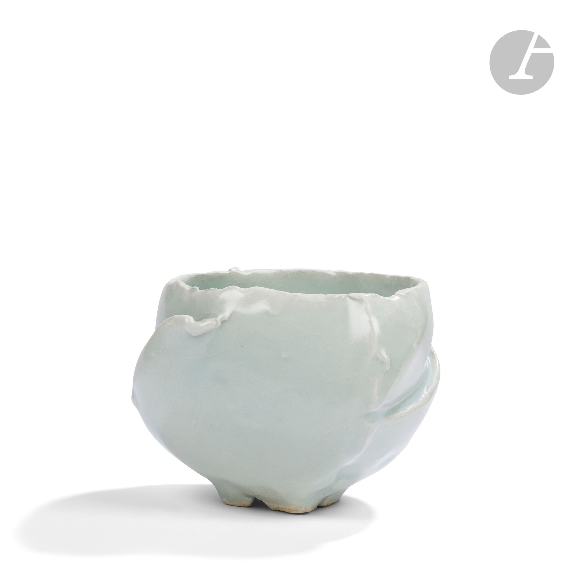 JEAN-FRANÇOIS FOUILHOUX (NÉ EN 1947)
Coupe mouvementée et en découpe sur talon. Épreuve en porcelaine émaillée céladon. Monogrammée sous la base. H.11,5cm – L.16cm