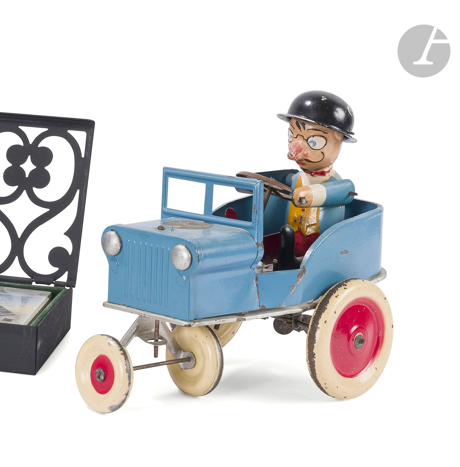Albert DUBOUT (1905-1976) 
La Jeep avec Anatole, par JRD, France 1949.
Petit jouet automobile mécanique en tôle à remontoir par lame ressort. 17 x 20 x 12 cm

Bibliographie :Dubout,tome 4, p. 284, réf. 5199.