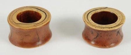 URHOBO (Nigéria) Paire de bracelets en ivoire. Superbe patine rouge orangé, tranche miel orangé. Épaisseur: 4, 5 cm - Diam.: 10 cm