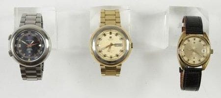 TISSOT
Lot de 3 montres en très bon état: - 1 montre d?homme en acier electronic T12. Date à 3h. Bracelet en métal. - 1 montre d?homme plaqué or automatic T12 jour-date. - 1 montre d?homme automatic Seastar. Date à 3h