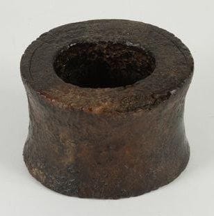 URHOBO (Nigéria) Gros bracelet en ivoire fossilisé. Magnifique patine très ancienne, noire et brun rouge. Épaisseur: 7, 5 cm - Diam.: 11 cm