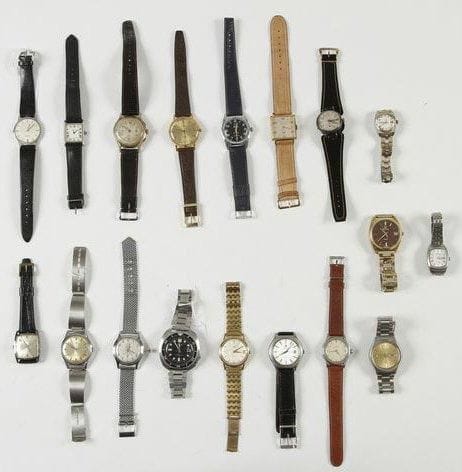 Lot de 18 montres d?homme et de dame en acier, plaqué or et chromées: - 1 montre UNIVERSAL en acier extra plate. Calibre 820. - 1 montre MOVADO Kingmatic en acier. Date à 6h. - 1 montre TISSOT Seastaren acier. Date à 6h. - 1 montre de plongée SEIKO automatic en acier. Remontoir à 4h. Date à 3h. Et divers...