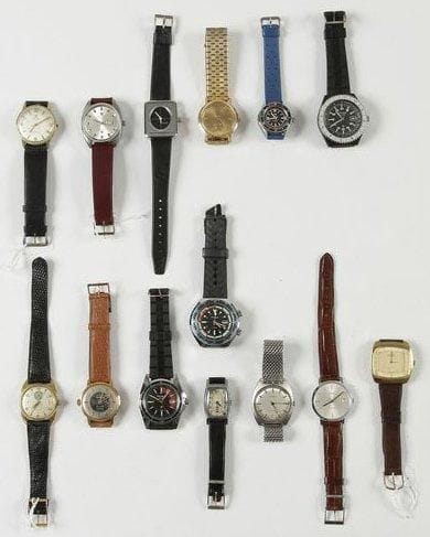 Lot de 19 montres d?homme et de dame en acier, plaqué or et chromées: - 1 montre de ville OMEGA automatic plaqué or de forme télévision. Calibre 771. (À réviser). - 1 montre TISSOT Seastar automatic en acier. Jour et date. - 1 montre OMEGA Seamaster automatic plaqué or. Calibre 552. À réviser. (Manque le remontoir). - 1 montre BÜREN Rotowind plaqué or. Réserve de marche par aiguille à 12h. Et divers...