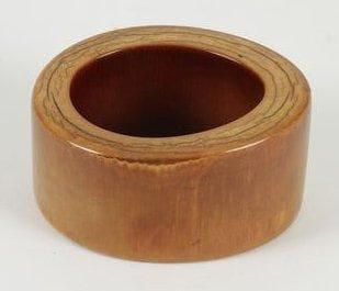 IGBO (Nigéria) Bracelet en ivoire. Patine brun rouge. Épaisseur: 5 cm - Diam.: 10 cm