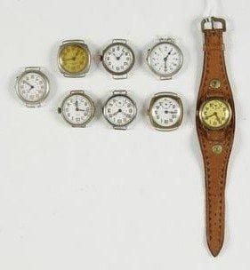Lot de 8 montres genre militaire: - 1 montre en argent. Poids brut: 26 g. - 7 montres en métal dont certaines à échappement à ancre. (À restaurer)
