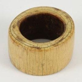 IGBO (Nigéria) Bracelet en ivoire. Patine miel, intérieur brun rouge. Épaisseur: 4 cm - Diam.: 9 cm