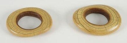 IDOMA (Nigéria) Lot de 2 bracelets en ivoire. Patine blonde, très belle usure de grande utilisation. Épaisseur: 1, 5 cm - Diam.: 11, 5 et 12, 5 cm