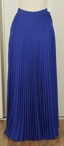 M4: Lot de trois jupes longues plissées soleil en crêpe bleu roi, une autre en satin rose et une en satin vert EMMANUEL UNGARO 1992