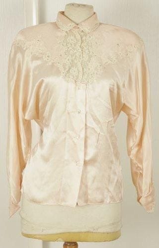 M35: Lot de trois pièces dont: un corsage en mousseline noir à pois en lamé or et argent griffé SAINT LAURENT RIVE GAUCHE (T.36), un corsage en mousseline noire et un chemisier en satin rose et dentelle de Calais, griffé LES NUITS D'ELODIE HAUTE LINGERIE