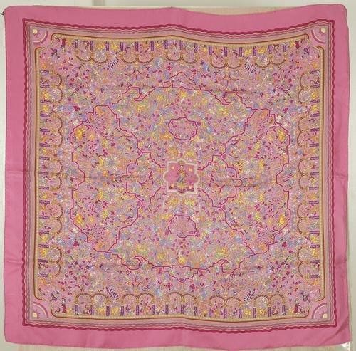 A2: Carré HERMÈS Les jardins d'Arménie, fond et entourage rose (boîte)