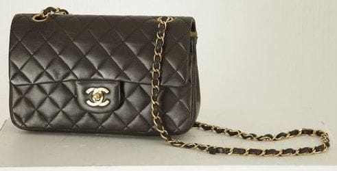 A6: Sac CHANEL en cuir marron foncé matelassé, bandoulière chaine et cuir (boîte)