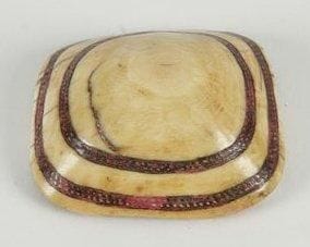 CUANHAMA (Namibie). Ornement d'ivoire. "Omakipa", ornement de ceinture, de forme pyramidale, ivoire gravé, patine blonde, pigments d'ocre rouge. Insigne de mariage et de richesse. Biblio: M. Ginzberg, l'art des formes, Skira, 2000, p.257