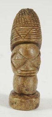 YOUROUBA (Nigéria) Pion Ogboni en ivoire. "Headleader of palm nuts", région d'Owo. Personnage en buste finement sculpté, ivoire à patine blonde. Propriété d'un devin, associé à des noix de palme sacrées, d?où son nom. Belle ancienneté. H.: 6,4 cm