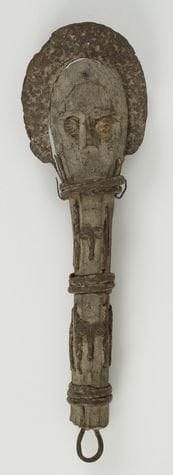 IGBO (Nigéria) Autel rituel "OFO". Bel objet cultuel de grande ancienneté, bois à patine sacrificielle, fers, petits manques. H.: 40 cm