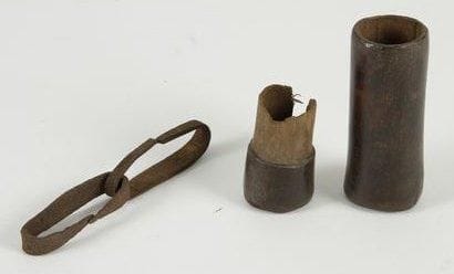 TIV (Nigéria) Nécessaire allume feu. Bel étui en bois à patine brune contenant un nécessaire pour allumer le feu, ancêtre du briquet. H.: 11,5 cm