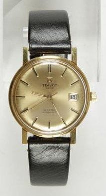 TISSOT
Montre bracelet d?homme plaqué or. Modèle Seastar, 1970. Automatic. Date à 6h. Cadran champagne. Antichoc, trotteuse centrale. Couronne d?origine et fond vissé. Bracelet en cuir d?origine avec boucle plaque Tissot. Très bon état