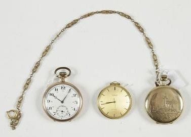 Lot de 3 montres à gousset et une chaîne: - Montre à gousset TISSOT plaqué or. Trotteuse centrale. - Montre à gousset plaqué or. Cadran émaillé. Trotteuse à 6h. - Montre savonnette BURLINGTOR Watch Chicago plaqué or. Cadran champagne. Trotteuse à 6h. Spirale Breguet, réglage col de cygne et chaton démontable. - Chaîne giletière plaqué or
