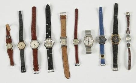 Lot de 27 montres mécaniques d?homme et de dame plaqué or, acier et chromé. Années 1940-50-60: - 1 montre d?homme rectangulaire en acier et plaqué or. Mouvement Marvin. - 1 montre de dame EBEL chromée. Trotteuse centrale. - 1 montre de dame STUDIO. Petite trotteuse en argent à 6h. - 1 montre d?homme LIP plaqué or. - 23 montres TIMEX, KELTON. Et divers...