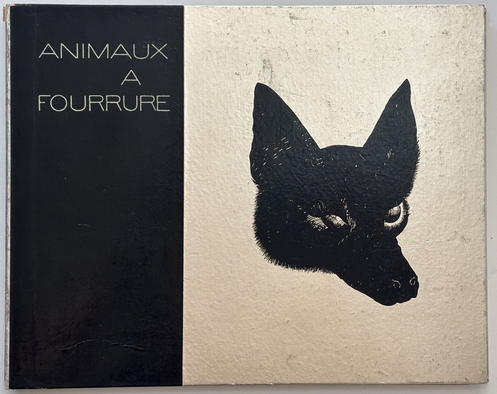 [JUNGMANN].
Animaux à fourrure.
Paris : Jungmann et Cie, 1931. — Album in-8 oblong : 190 x 240 : (2 ff.), 24 planches. En feuilles, sous chemise cartonnée noire et argentée, illustrée d’une tête de renard en noir, avec rabat ajouré.

Superbe album imprimé par Tolmer et publié par la maison de fourrure Jungmann et compagnie à Paris, pour sa collection 1931/32. Il comprend une planche sur double page présentant les différents manteaux proposés par le fabricant, suivie de 24 planches figurant les animaux à fourrure, le tout dessiné en noir par RAY BRET-KOCH (1902-1996).

Exemplaire très bien conservé malgré d’inévitables mais marginales traces de frottements sur les plats et aux charnières.