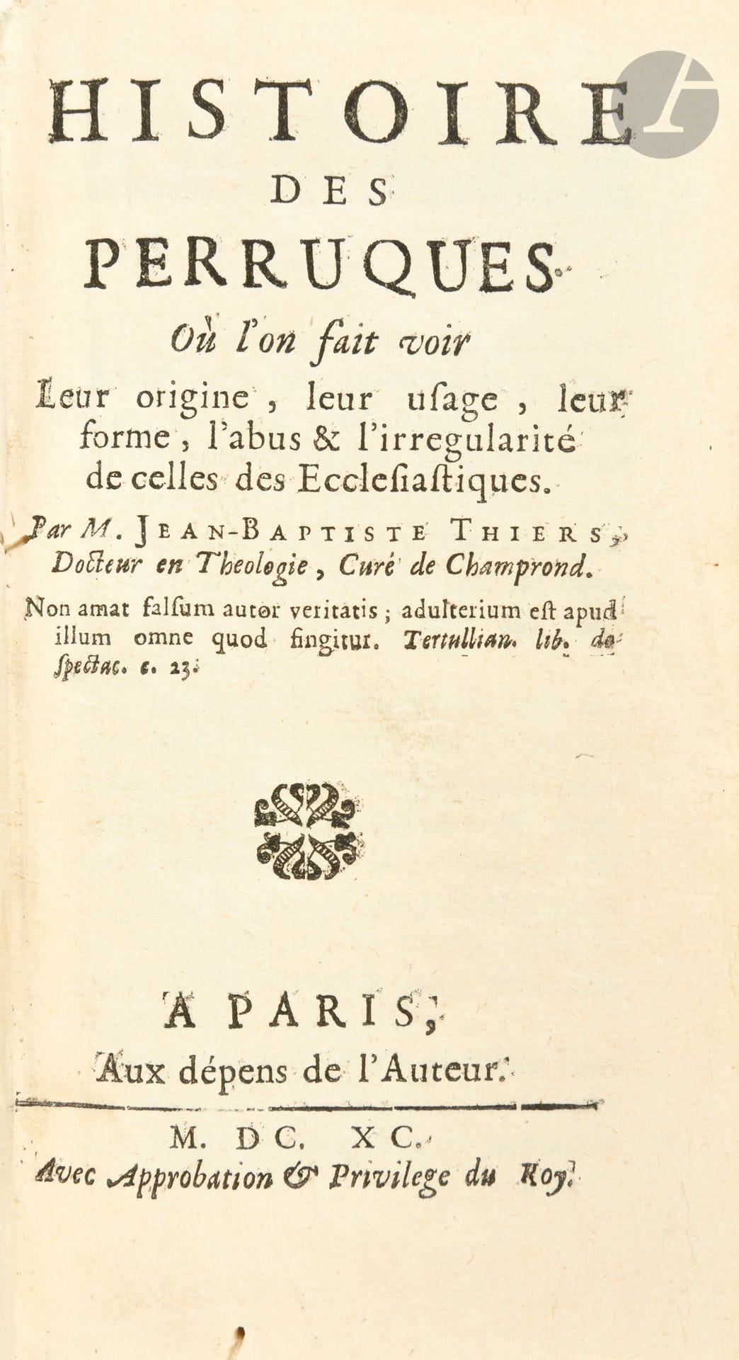 THIERS (Jean-Baptiste).
Histoire des perruques, où l’on fait voir leur origine, leur usage, leur forme, l’abus & l’irrégularité de celles des ecclésiastiques.
Paris : Aux dépens de l’auteur, 1690. — In-12, 165 x 92 : (12 ff.), 544 pp., (1 f.). Veau brun granité, dos à nerfs orné, tranches mouchetées rouges (reliure de l’époque).

Colas, n° 2869. - Hiler, n° 844. - Lipperheide, n° 1660. - Brunet, V, col. 819-820.

Édition originale rare.

Docteur en théologie, l’abbé Jean-Baptiste Thiers (1636-1703) retrace l’histoire des perruques et des coiffes depuis l’Antiquité jusqu’au XVIIe siècle, tout en dénonçant leur usage abusif chez les contemporains de l’auteur, et notamment chez les ecclésiastiques qu’il accuse de céder à la vanité et à la mondanité. « Comme presque tous les ouvrages de ce théologien sont remplis d’érudition et abondent en détails curieux sur les usages de l’Église catholique, on les recherche beaucoup » (Brunet).

L’ouvrage s’inscrit dans un débat large sur la moralité de la mode à l’époque. Dans son analyse historique, l’auteur montre que cette pratique n’est pas nouvelle mais qu’elle est souvent associée à la vanité et au luxe excessif, et affirme par conséquent que les ecclésiastiques devraient éviter cette mode, avançant que le port de la perruque serait nuisible pour la santé.

Bon exemplaire en reliure de l’époque.

Coiffes habilement restaurées, quelques feuillets brunis. Petite galerie de ver sans gravité en marge intérieure des 12 premiers feuillets et en marge inférieure des 120 premiers, notes à l’encre sur les gardes.

On joint la seconde édition de ce texte :
- THIERS (Jean-Baptiste). Histoire des perruques. Où l’on fait voir Leur origine, leur usage, leur forme, l’abus & l’irrégularité de celles des Ecclésiastiques. Avignon : Louis Chambeau, 1777. — In-12, basane fauve marbrée, dos à nerfs orné, tranches marbrées (reliure de l’époque).

Bon exemplaire malgré le dos passé.
