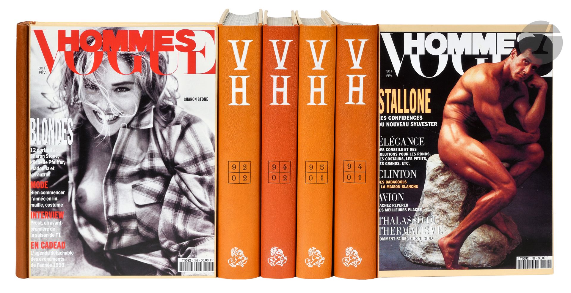 [REVUE MASCULINE].
Vogue Hommes (Mensuel).
Paris : Condé-Nast, 1977-1995. — 38 volumes in-4. Demi-chagrin bistre, ocre, beige et havane, à la Bradel, plats reprenant les premiers et derniers numéros contenus dans le volume, titrage V.H à l’oeser blanc, datation du volume dans un carré noir (Ateliers Laurenchet).

Collection complète de ce mensuel de mode masculine, ayant pris le relais des 14 hors-séries publiés de 1973 à 1976, soit 185 numéros.

Lancé par Gerald Asaria, le mensuel Vogue Hommes fut diffusé à plus de 50 000 exemplaires. Luxueux et bénéficiant d’un certain prestige, la moitié des pages du magazine est constituée de publicités. En 1987, le magazine connut une déclinaison « sport » (Vogue Hommes Sport) qui n’eut pas de succès, contrairement aux hors-série International Mode qui furent publiés jusqu’en 2014.

La crise économique des années 1992-1993 finit par entraîner l’arrêt de la parution du magazine en raison d’une baisse importante des recettes publicitaires.

Magnifique exemplaire, somptueusement établi.