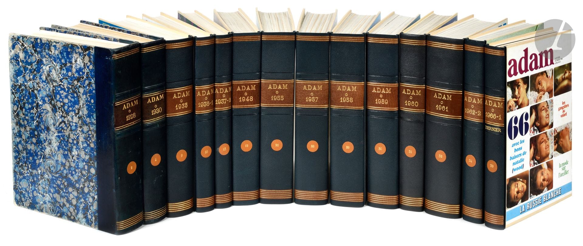 [REVUE MASCULINE].
Adam. La Revue de l’homme.
Paris : Dubois, 1925-1966. — 39 volumes in-4. Six en demi-basane d’époque et 33 en demi-chagrin moderne à l’imitation, les deux de couleur bleu foncé, dos lisse, plats illustrés des couvertures couleurs des parutions du volume pour les
reliures modernes (Ateliers Laurenchet, puis At-Boichot).

Collection quasi complète de cet important magazine de mode masculine paru de décembre 1925 à Juin 1966.

Cette revue est aujourd’hui presque impossible à constituer entièrement. Cet exemplaire comprend bien les 312 numéros parus mais les 19 premières sont en fac-similés, présentées dans une boîte-livre au même décor que les volumes reliés.

Fondée par Edmond Dubois (Lausanne, 1899-Paris, 1977), Adam, sous-titrée Revue des modes masculines, paraît pour la première fois le 15 décembre 1925. Quelques mois plus tard, au numéro double de juillet-août 1926, la revue adopta un nouveau sous-titre : La Revue de l’homme. Adam fit appel à de nombreux illustrateurs tant pour ses couvertures que pour des vignettes intérieures.

En juillet 1966, la revue devient Le Nouvel Adam, dirigée par Claude Perdriel avec comme rédacteur en chef Guy Sitbon.

Très bel exemplaire.