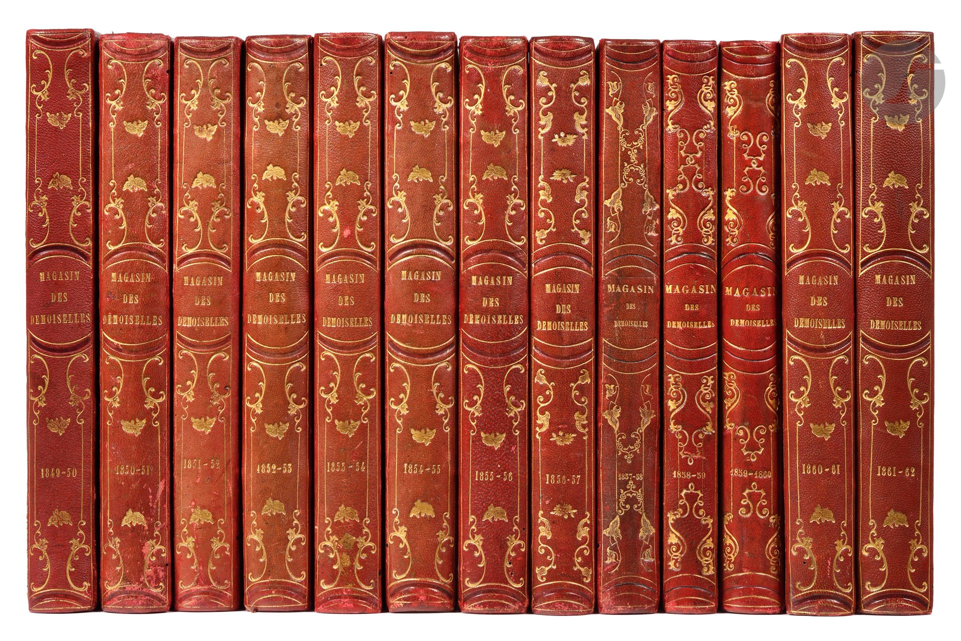 MAGASIN DES DEMOISELLES.
Paris : Magasin des Demoiselles, 1844-1877. — 32 volumes grand in-8, 265 x 175. Demi-veau bleu glacé aux fers romantiques (5 volumes), puis demi-chagrin rouge à coins (23 volumes), dos lisse ornés de fers romantiques dont 19 avec le même décor, puis 4 volumes en demi-basane verte, dos lisse à faux nerfs dorés (reliures de l’époque).

Rare réunion des 33 premières années de parution de cette revue culturelle et éducative destinée aux jeunes femmes.
Sa publication commença en 1844 et se termina en 1896. Elle comprend des illustrations hors-texte dont de nombreuses figures de modes en couleurs.

L’année 1845 (tome premier) comprend les quelques mois de la fin de l’année 1844 lorsque débuta la parution de la revue.

Cette réunion se termine avec l’année 1877. Quelques planches sont manquantes.

Petits trous de vers aux dos de quelques volumes, menus frottements, restauration à une coiffe, fente de quelques centimètres à deux mors d’un volume, quelques rousseurs.