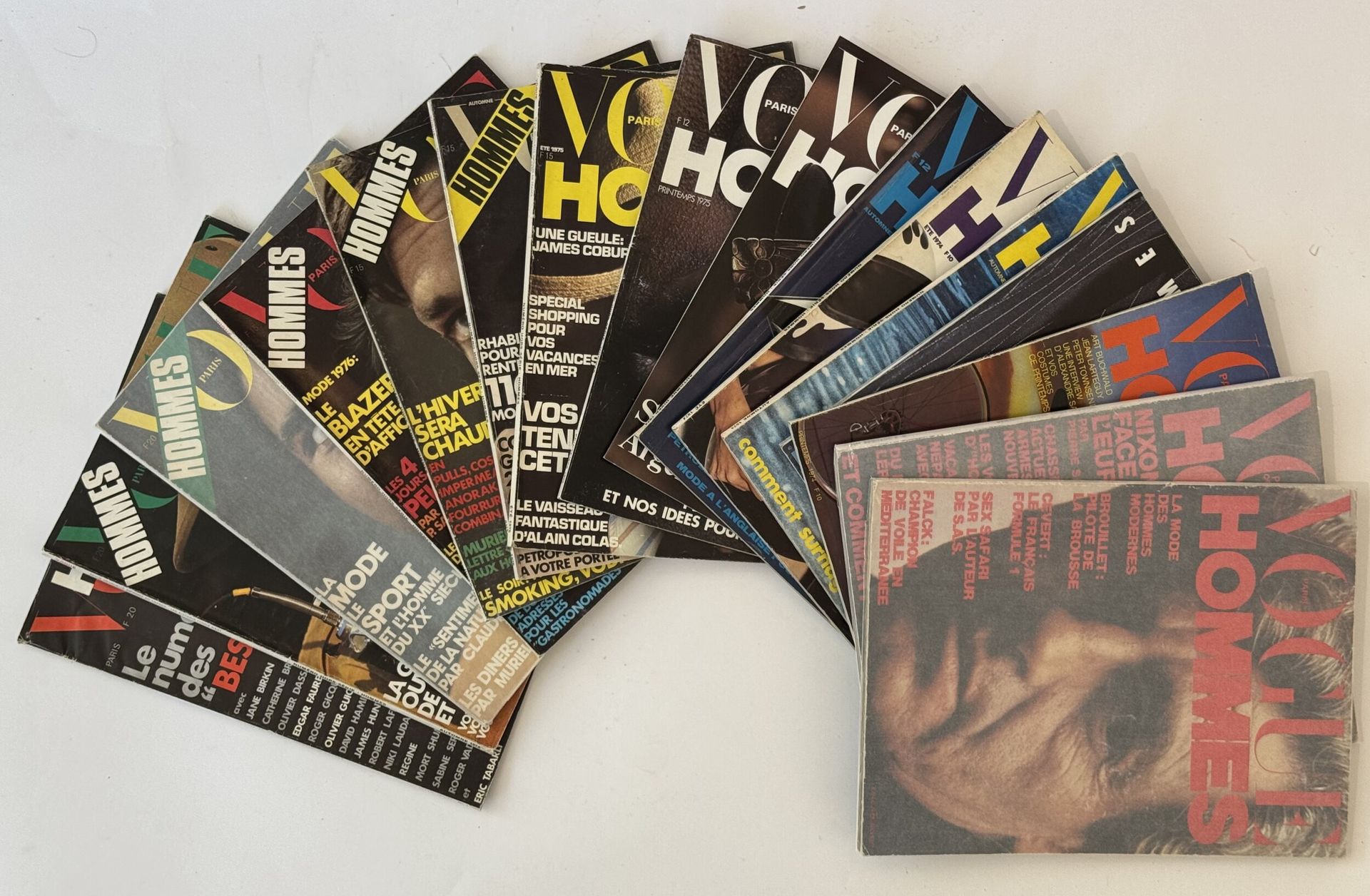 [REVUE MASCULINE].
Vogue Hors-série Hommes.
Paris : Condé Nast, 1973-1976. — 14 magazines in-4. Conservés dans une boite noire, titre repris au dos.

Rarissime première série des 14 suppléments de Vogue Paris, publiés d’abord semestriellement en 1973 puis trimestriellement de 1974 à 1976 par Condé-Nast.

Le quatorzième volume de cette première série porte le n°1 du Vogue Hommes qui deviendra mensuel à compter de 1977.

Tête de collection de l’hors-série mode hommes d’une insigne rareté.
