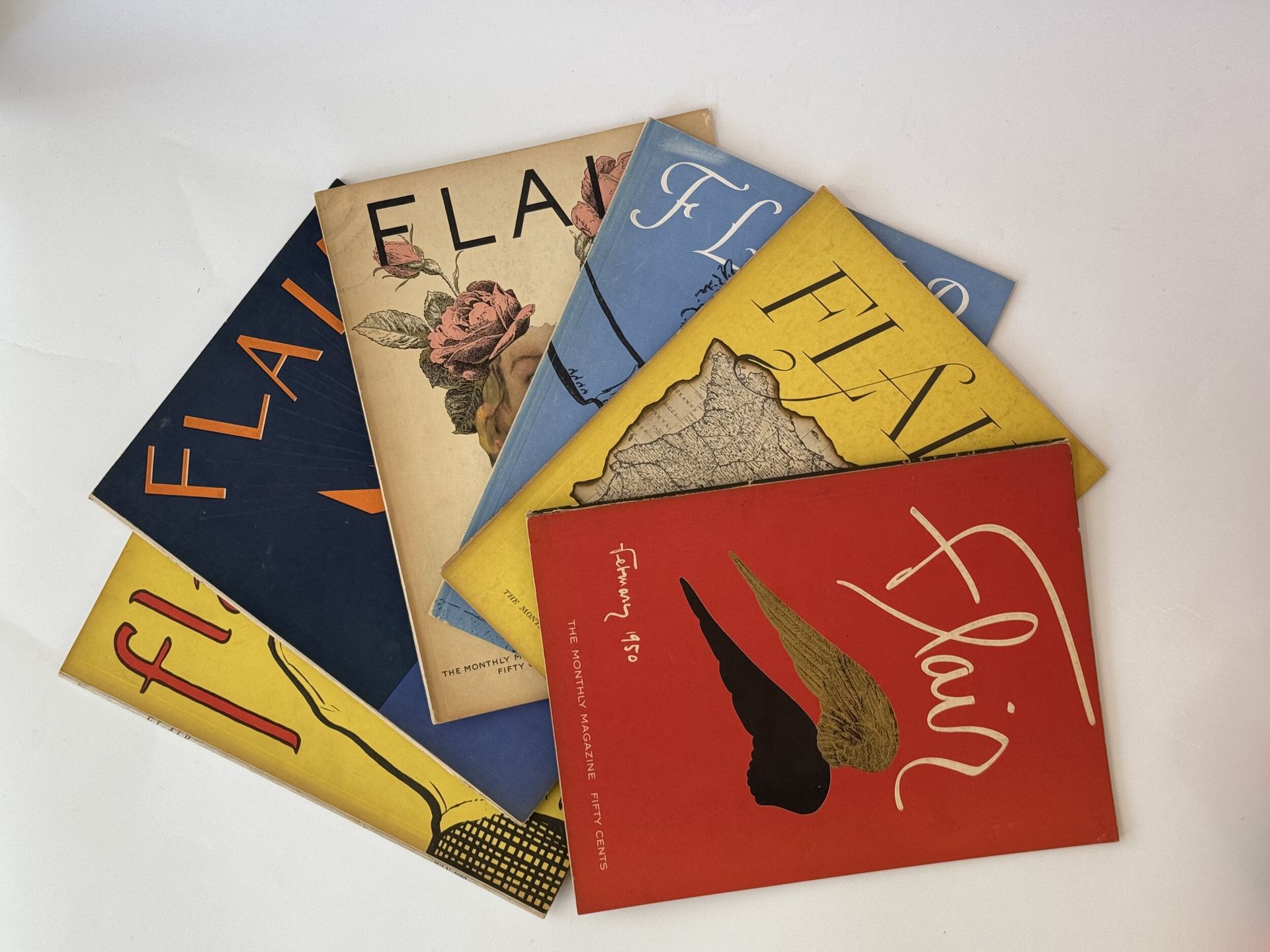 FLAIR.
New York : Fleur Cowles, 1950-1952. — 12 volumes in-4, 333 x 245. Brochés, couvertures illustrées en couleurs, et un volume in-4 (333 x 247), relié en toile rouge décorée de l’éditeur, fenêtre ajourée sur le premier plat. L’ensemble sous trois coffrets modernes recouverts de toile rouge décorés à l’imitation de la reliure éditeur, pièces de titre en box noir.

Collection complète de cette revue mensuelle publiée de février 1950 à janvier 1951, totalisant 12 numéros.

Abondamment illustrée de reproductions et de photographies, parmi lesquelles celles de George Hoyningen-Huené, la revue fut des plus modernes quant à sa mise en page.

L’illustration de couverture de chaque parution prend en compte un élément de l’illustration intérieure grâce une découpe spéciale. René Gruau en fut un des illustrateurs les plus réguliers. On y retrouvait les modèles des grands couturiers parisiens du temps.

L’éditeur Fleur Cowles fit paraître un volume plus thématique et universel, mais tout aussi artistique, intitulé Flair annual 1953, « edited to be quite timeless… bound between enduring boards to be permanent… »

Bel ensemble.

Frottements à quelques dos, 10 feuillets partiellement débrochés au n° 1, agraphes aux quatre derniers numéros, couverture supérieure déchirée sur quelques centimètres sans manque.