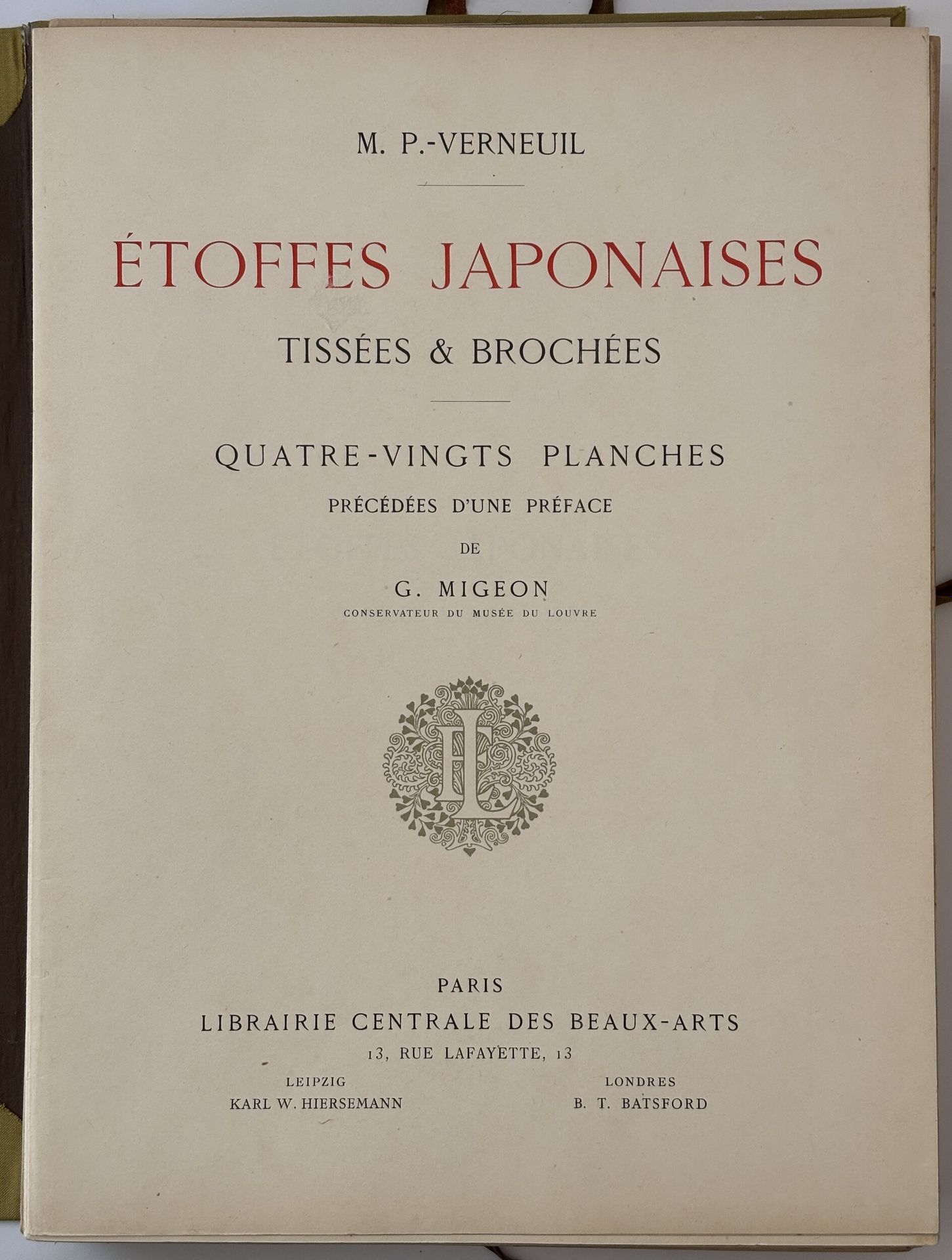 PILLARD-VERNEUIL (Maurice).
Étoffes japonaises tissées & brochées.
Paris : Librairie centrale des beaux-arts ; Leipzig : Karl W. Hiersemann ; Londres : B. T. Batsford, [1910]. — Fort in-folio, 398 mm x 296 : 11, 7 pp., 80 planches. Chemise rigide à lacets en toile jaune recouverte de toile marron de l’éditeur, titrée sur le premier plat et au dos.

« Réussite industrielle d’impression en couleurs » selon Gaston Migeon, auteur de la préface de cet ouvrage regroupant 80 planches en couleurs présentant divers motifs, coloris et tissages pour les étoffes japonaises.

Le choix de l’auteur des étoffes japonaises pour cet « essai de vulgarisation décorative » se justifie par la diversité des techniques, l’inventivité ornementale… Il ne s’agit pas d’étoffes inconnues : l’auteur puise dans les collections du Musée des Arts-Décoratifs de Paris, de la Chambre de Commerce de Lyon, du Musée de South Kensington à Londres et dans d’autres collections privées.

Artiste décorateur de l’Art Nouveau, Maurice Pillard-Verneuil (1869–1942) fut l’élève de Eugène Grasset. Il s’intéressa particulièrement à l’art japonais, trouvant son inspiration dans les formes de la nature, les plantes et les animaux, notamment le monde marin. Grasset le recruta pour illustrer la revue Art & Décoration à partir de janvier 1897, dans laquelle il publia plusieurs articles. Il collabora avec de nombreux artistes comme Armand Point, René Juste, Alfons Mucha, Georges Auriol ou Mathurin Méheut.

Historien et conservateur au Musée du Louvre, Gaston Migeon (1861–1930) participa à de nombreux catalogues et ouvrages d’exposition comme Le Legs Adolphe de Rothschild aux musées du Louvre et de Cluny, en 1902, ou bien Au Japon, promenades aux sanctuaires de l’art, en 1908 et obtint le prix Montyon de l’Académie française en 1909.

Chemise en toile jaune postérieure avec plats de la chemise d’édition rapportés. Quelques rousseurs en marge des planches.