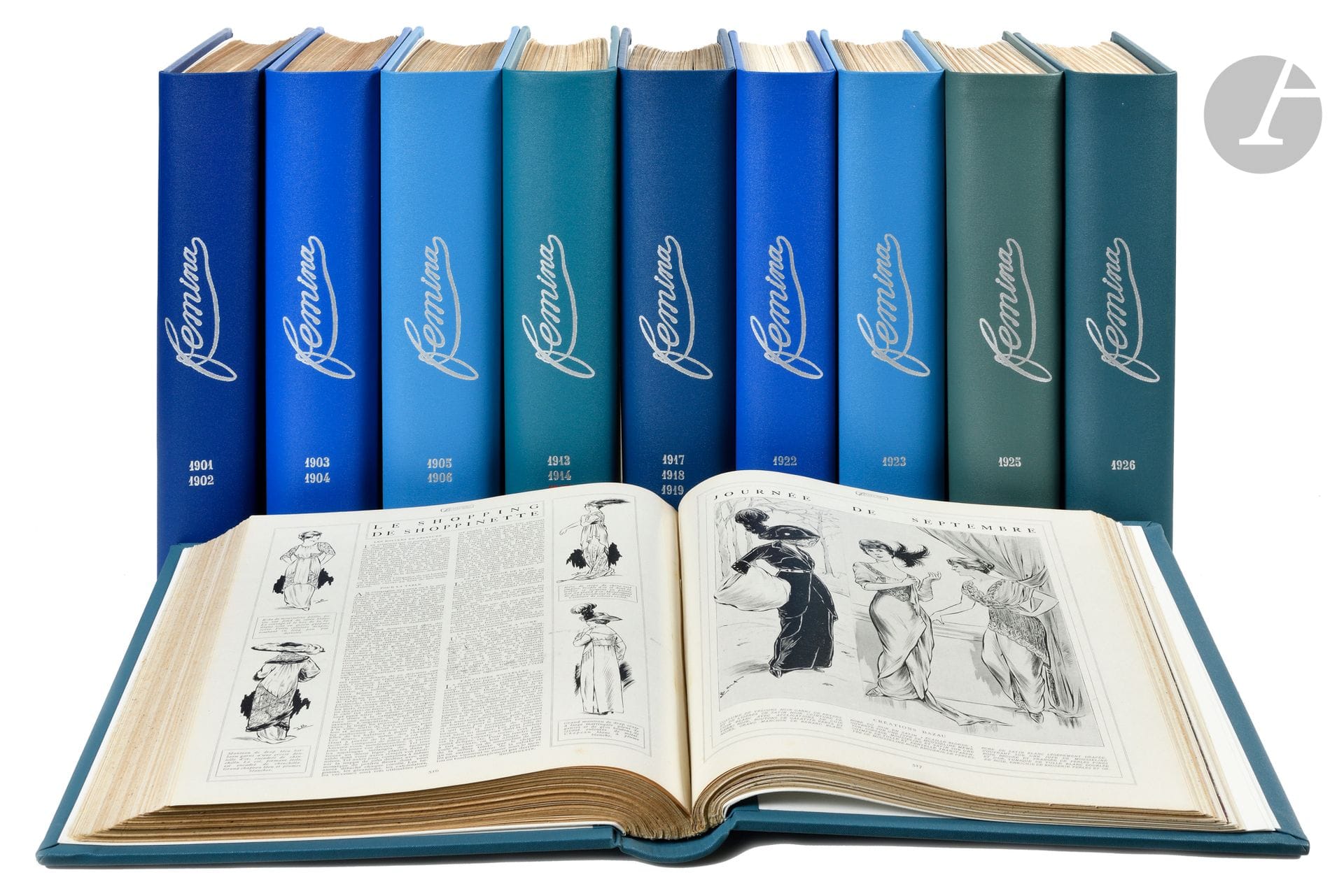 FEMINA.
Paris : P. Laffite, 1901-1939. — 28 volumes in-4. Percaline bleue, avec de petites nuances selon les volumes, dos lisse, titre et date argentés au dos.

Très célèbre revue de mode féminine, fondée en 1901.

Femina devint le magazine star après-guerre avec les couvertures de Lepape, Marty, Benito, Lorenzi, Ch. Martin, Z. Brunner, etc. D’abord bihebdomadaire, la revue fut arrêtée en août 14. Elle reprit avec une périodicité trimestrielle en 1917 (4 numéros) et en 1918 (4 numéros) (« Numéros de Guerre ») puis en mars 1919 sous la forme mensuelle, pour s’arrêter en septembre 1939.

Cette collection couvre les années 1901 à 1939. Il manque moins d’une dizaine de numéros à la collection.

Elle est enrichie de deux Agenda Femina, petite encyclopédie de la femme, pour les années 1921 et 1922. L’un dans sa reliure en tissu décorée de l’éditeur, l’autre dans une reliure à la Bradel à l’imitation (couvertures conservées) réalisée par Virginie Fonlupt. Est joint à l’année 1922 un petit fascicule culinaire publicitaire intitulé Recettes d’exécution rapide.