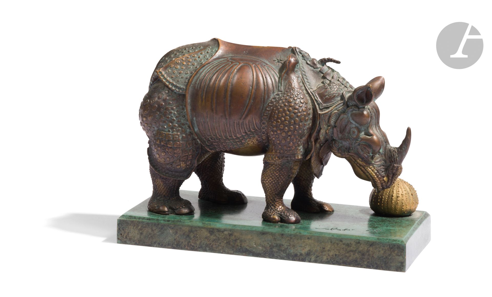Salvador DALI [espagnol] (1904-1989)
Rhinocéros habillé en dentelle [1954]
Épreuve en bronze à patine verte.
Signée sur la terrasse.
Marque du fondeur «AIRAINDOR.486.VM. JBF».
11 x 16 x 9 cm