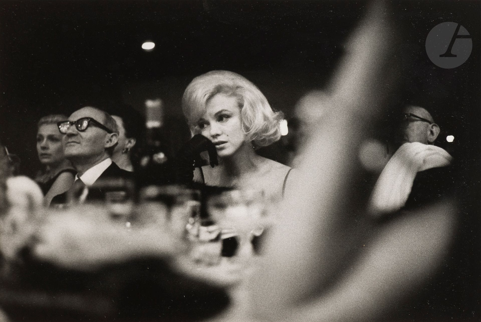 Claude Azoulay (1934)
Marilyn Monroe et Lee Strasberg. New York, mars 1961. 
Épreuve argentique (c. 1990), signée, titrée, datée et numérotée au crayon à 30 exemplaires avec le tampon du photographe au verso. 
Image : 27 x 40,3 cm - Feuille : 40 x 50 cm - cadre