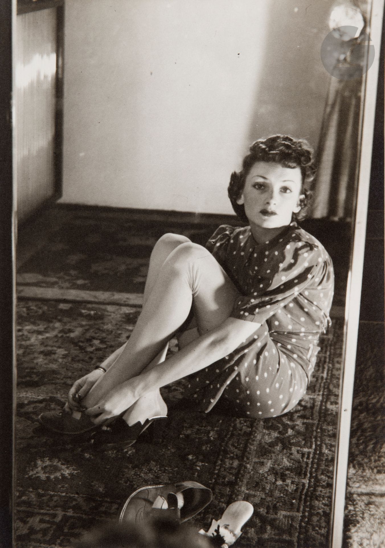 Carlo Mollino (1905-1973) 
Lina Suwarowski assise. Casa Miller, Turin, 1939.
Épreuve argentique d’époque.
Image : 26 x 18,5 cm - Feuille : 29,5 x 19,5 cm

Provenance : 
Galerie Texbraun, Paris.