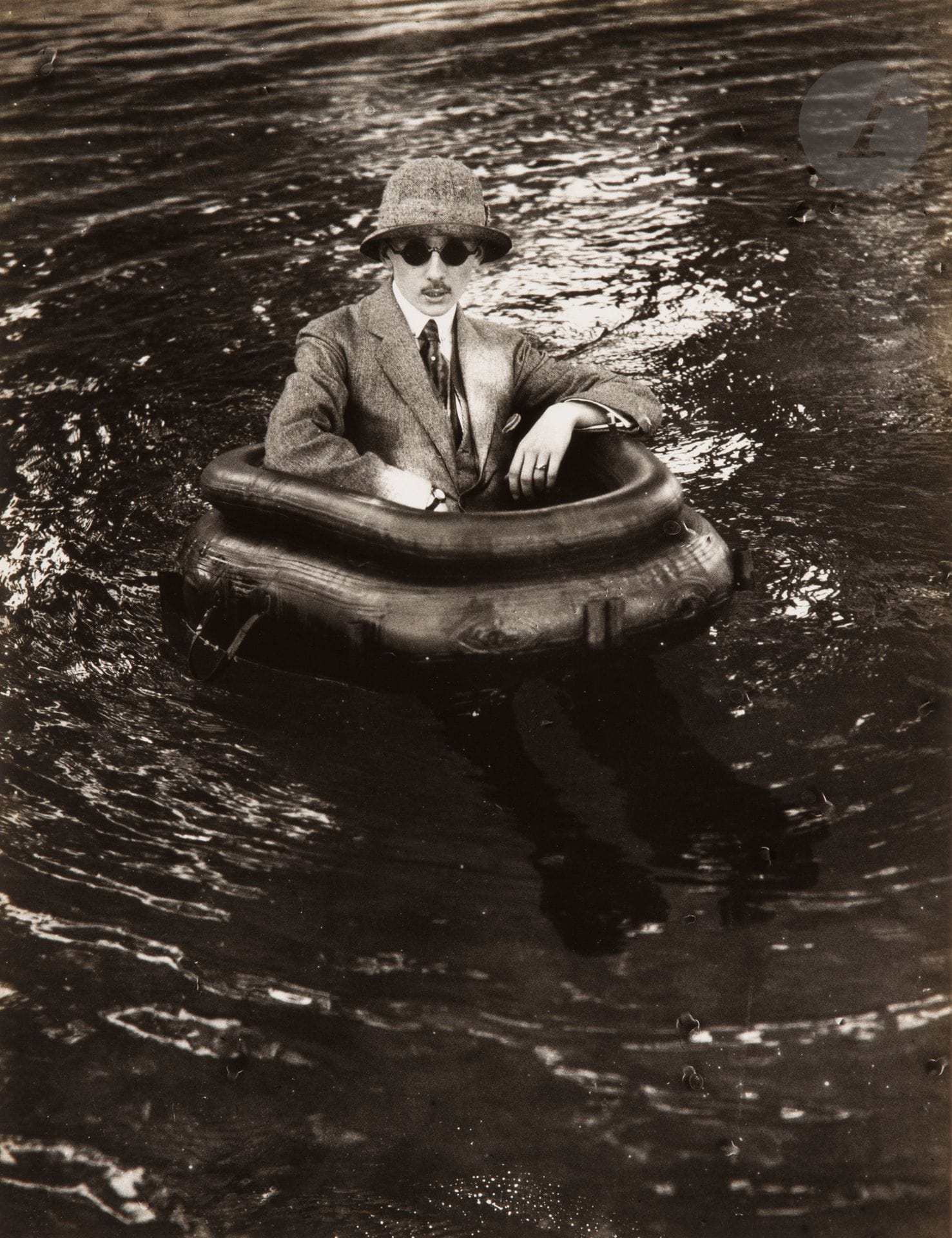 Jacques Henri Lartigue (1894-1986)
Zissou à Rouzat (Puy-de-Dôme), juillet 1911.
Épreuve argentique (c. 1980), signée à l’encre dans la marge en bas à droite.
Image : 32 x 24,5 cm - Feuille : 40,5 x 30,5 cm

Cette image iconique de Lartigue est visible dans l’album 1911-2, conservé par la Donation Jacques Henri Lartigue. Le photographe note en préambule de l’album : « À part, une ou deux exceptions, toutes les photos de cet album ont été faites avec mon appareil Takyr Krauss = Zeiss 9 x 12 et avec mon « Bloc-Note » Gaumont ».