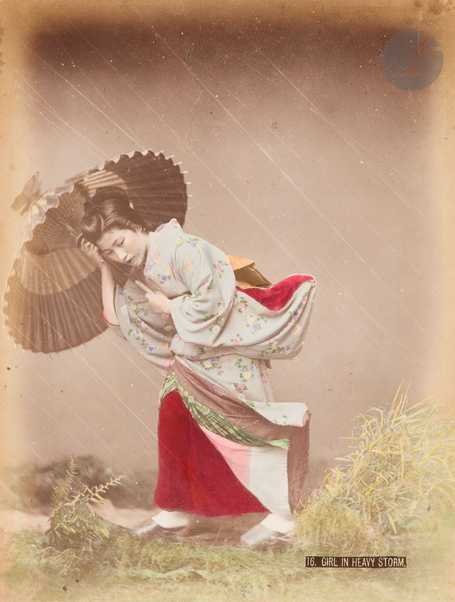 Kusakabe Kimbei (1841-1934)
Japon, c. 1880. 
Yokohama. Panorama. Noge Hill. Honmoku. Biwa Lake. Tea House. Nara. Kobe. Girl in heavy storm. Coolie winter dress. Pilgrim. Pipe mender. Tokyo. Temple Shiba. Cherry Park. Wisteria at Kameido. Fujiyama. Tomostu inland sea. Nagasaki. Hakodate. Inos Islands.
Album in-4 oblong à plats en laque, composé de 50 épreuves sur papier albuminé, rehaussées à l’aquarelle et contrecollées sur cartons. Nombreuses légendes en anglais en bandeaux. Tampon « K. Kimbei - Photographer » en début de volume. Rousseurs. 
Format moyen : 20 x 27 cm