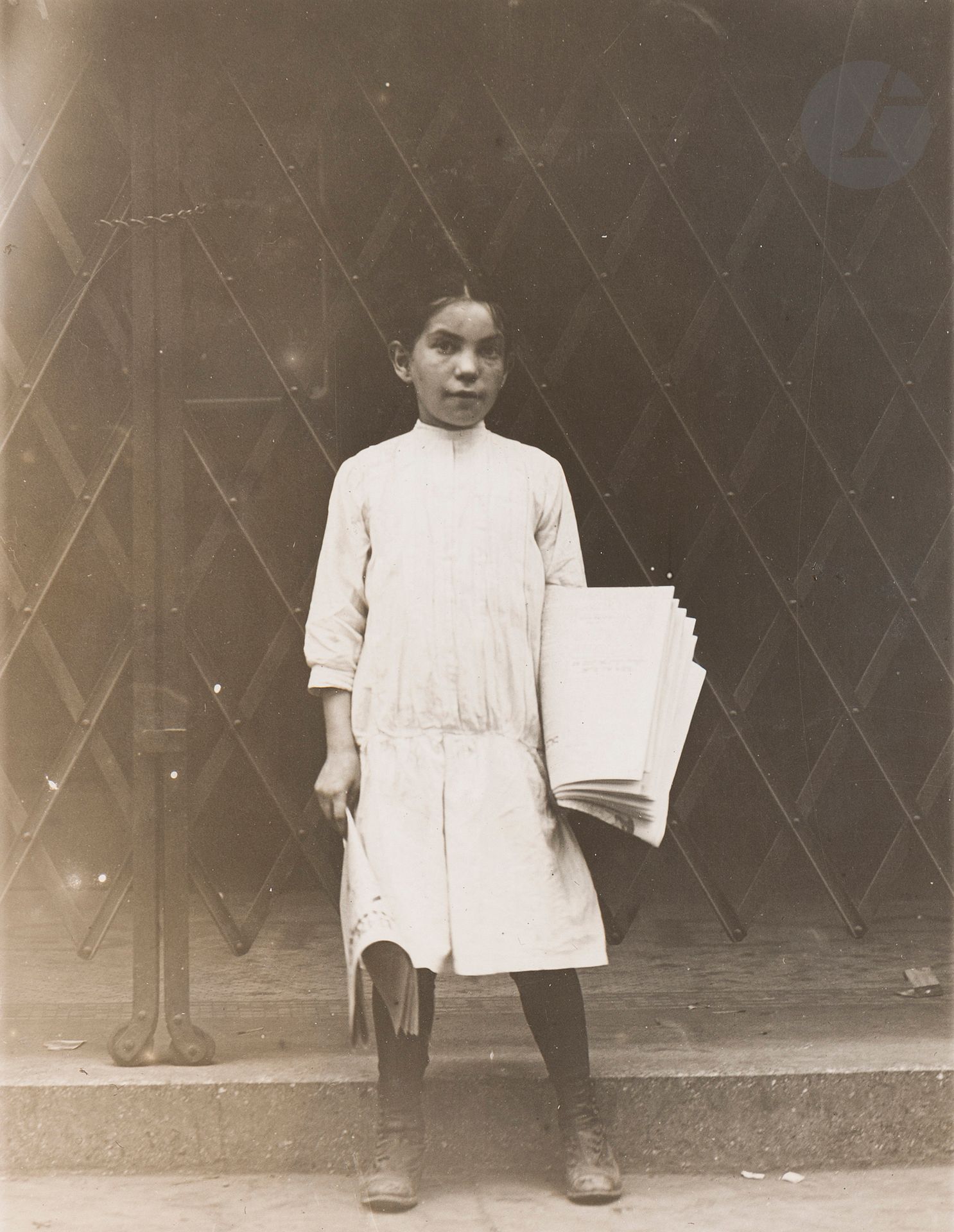 Lewis Hine (1874 - 1940) 
Newsgirl. Bowery, New York, July 1910. 
Vintage silver print. Negative number "1637" on verso. 
Image : 11.5 x 9 cm - Sheet : 17.8 x 12.8 cm