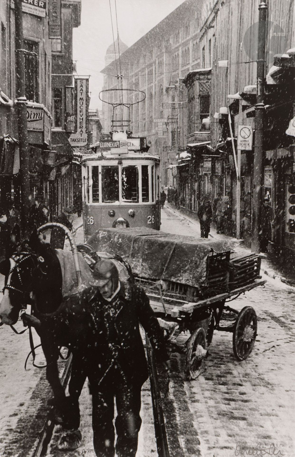 Ara Güler (1928-2018) 
Horse cart and tram at Sirkeci on a winter day. Istanbul, 1956. 
Épreuve argentique (c. 2000), signée au feutre argenté en bas à droite. Tampon « Photographed by - Ara Güler » au verso. 
Image : 47,5 x 31 cm - Feuille : 50 x 39,5 cm 

Bibliographie : 
Ara Güler, A Photographical Sketch on Lost Istanbul, Dünya, 1994, fig. 178.