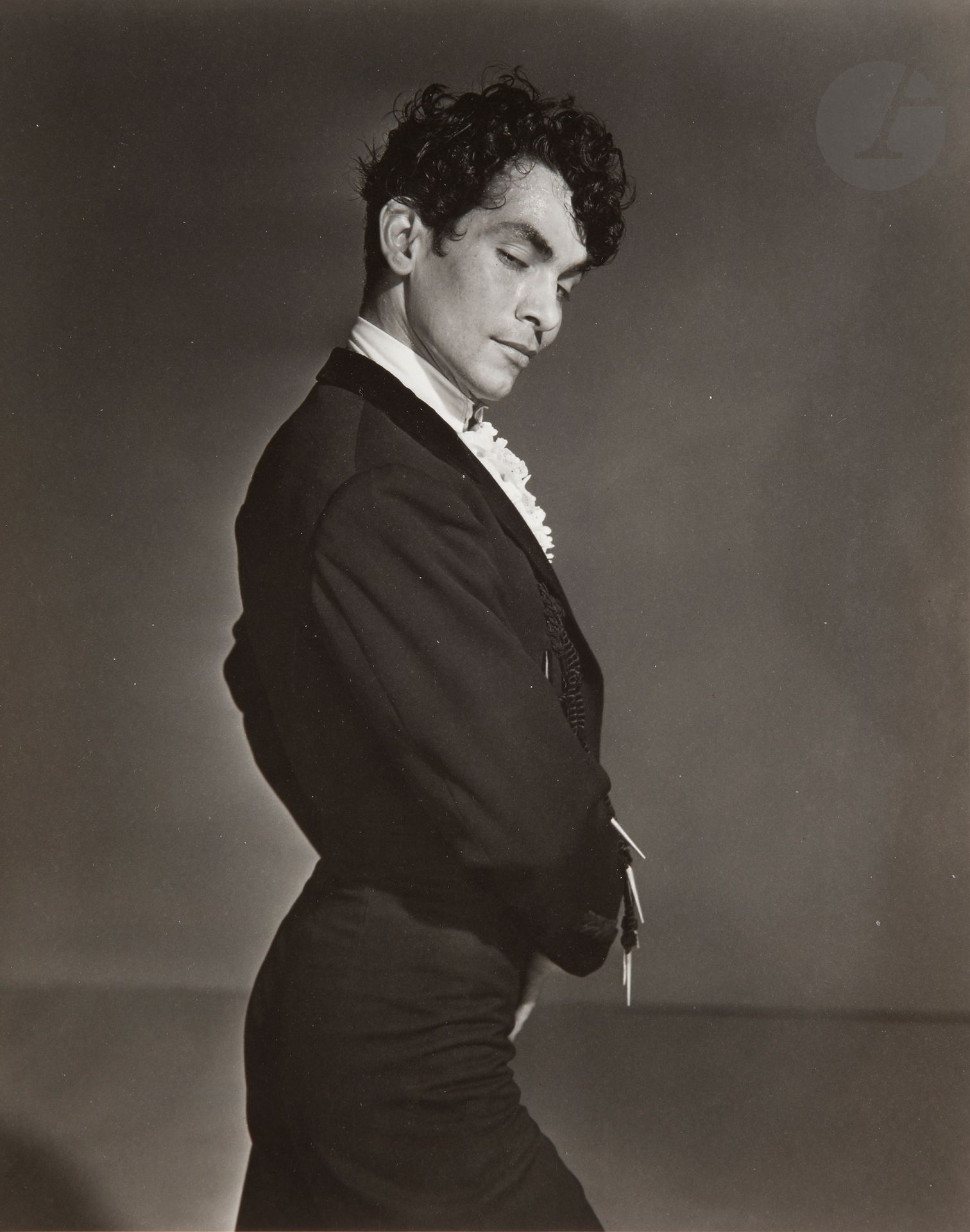 Horst P. Horst (1906-1999)
Manolo Vargas. Vogue, 1943. 
Épreuve argentique d’époque (1944). Tampon « Photograph - by - Horst » et tampon Condé Nast avec date de publication au verso. 
Image : 24,5 x 19,6 cm - Feuille : 25,3 x 20,4 cm 

Provenance : 
Collection Gene Fenn.