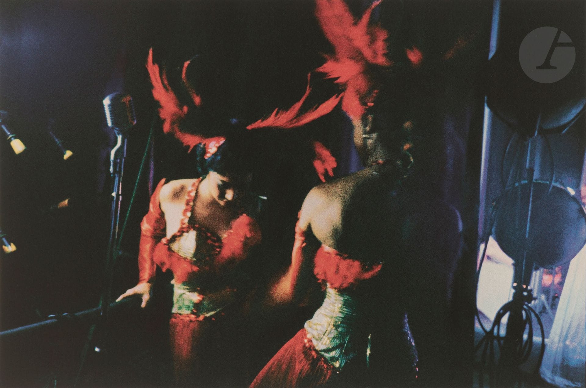 Steve Schapiro (1944-2022)
Dancers at the Apollo Theatre, Harlem, 1961. 
Épreuve pigmentaire (édition Hatje Cantz), signée, titrée, datée et numérotée à 100 exemplaires (+ 10 A.P. ) sur étiquette de l’éditeur. 
Image : 40 x 60 cm - Feuille : 46 x 65,5 cm
