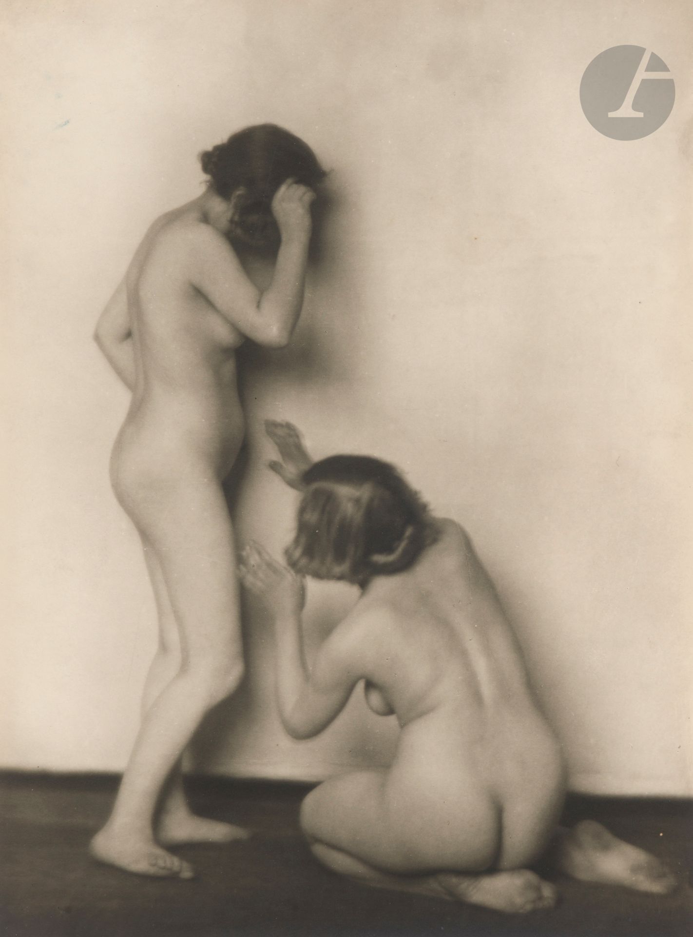 Germaine Krull (1897-1985)
Deux nus féminins (issu du portfolio Schonheit-Beauté-Beauty-Hermosidad-Bellezza), 1924. 
Épreuve argentique d’époque. Numéro de référence « 1837 » au crayon au verso. 
Image : 22 x 16,5 cm - Feuille : 22,7 x 17 cm