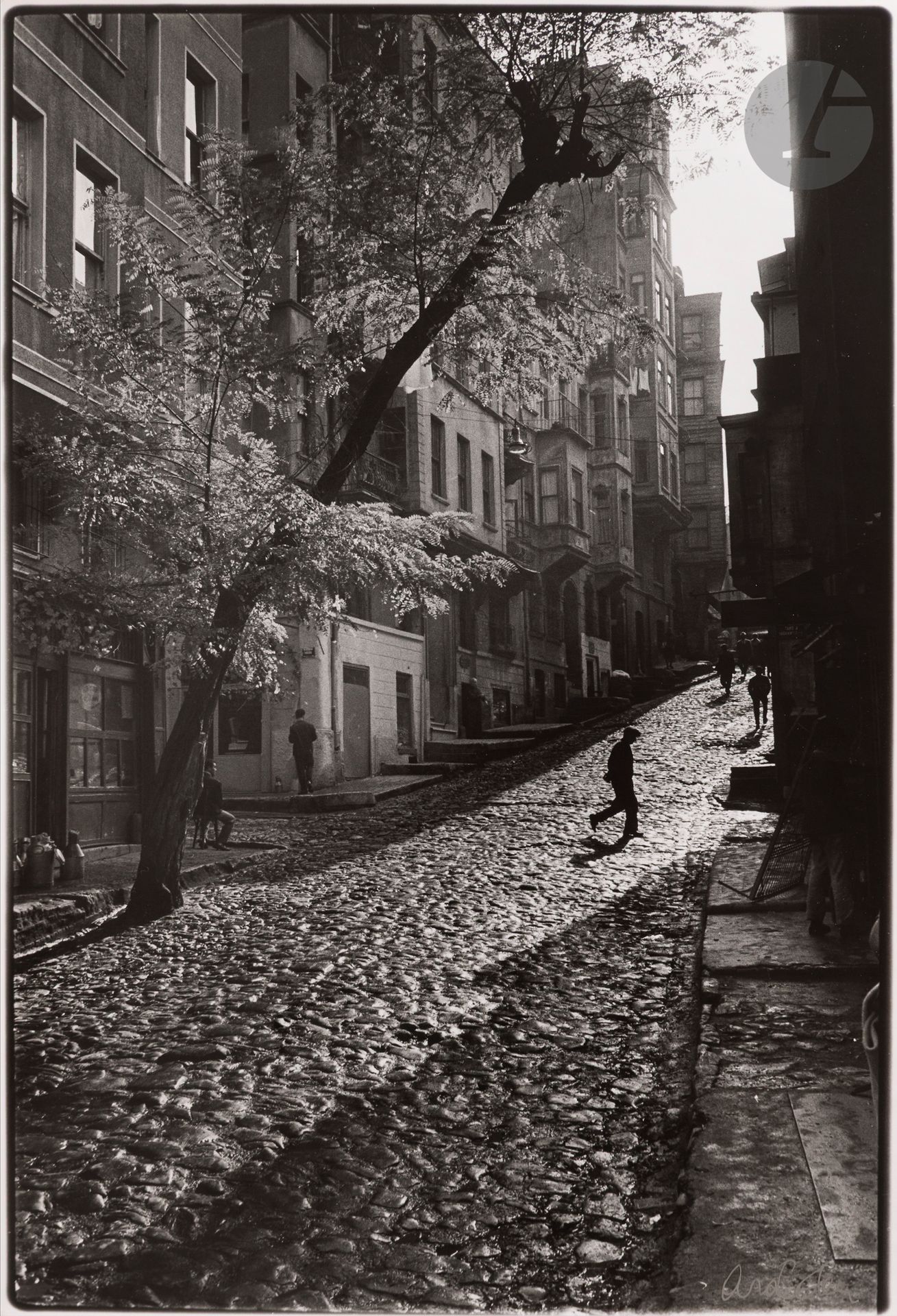 Ara Güler (1928-2018) 
Street in Tarlabasi. Istanbul, 1965. 
Épreuve argentique (c. 2000), signée au feutre argenté en bas à droite. Tampon « Photographed by - Ara Güler », titre et date au crayon au verso. 
Image : 49,8 x 33 cm - Feuille : 50,5 x 36,5 cm