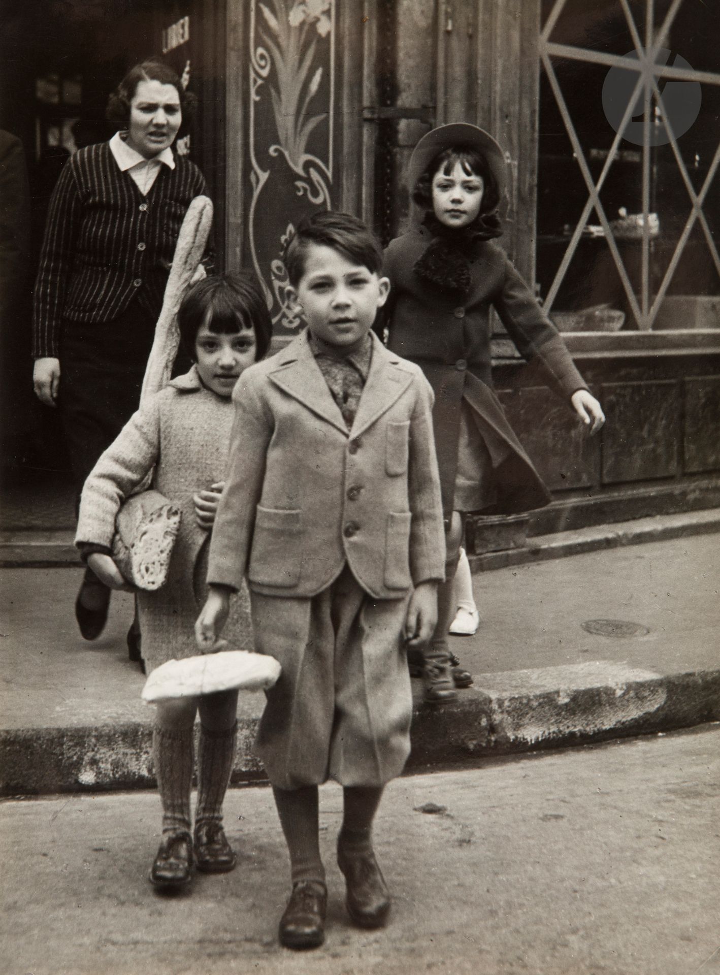 Brassaï (Gyula Halász, dit) (1899-1984)
Famille française, c. 1935. 
Épreuve argentique d’époque. Tampon « Brassaï - 81, rue du Faub.-St-Jacques - Paris-XIVe - Port-Royal 23-41 » au verso. 
23,6 x 18 cm