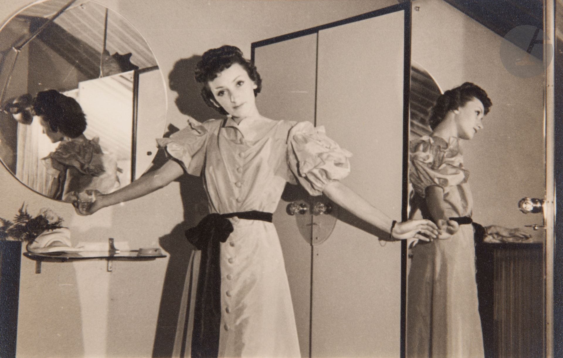 Carlo Mollino (1905-1973) 
Lina Suwarowski. Casa Miller, Turin, 1939.
Deux (2) épreuves argentiques d’époque.
14,5 x 10 et 10 x 14,5 cm avec marges

Provenance : 
Galerie Texbraun, Paris.